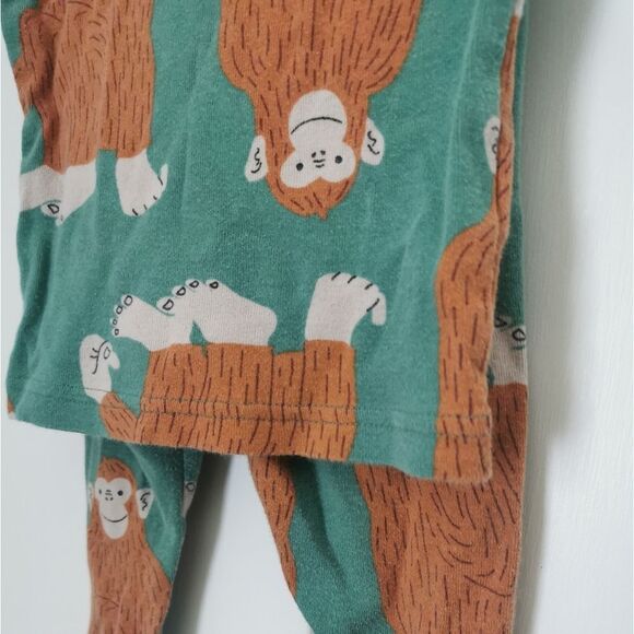 3/$15 Carter's pajama size 18 m - Picture 3 of 6